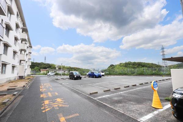 ビレッジハウス小羽山第二1号棟の駐車場