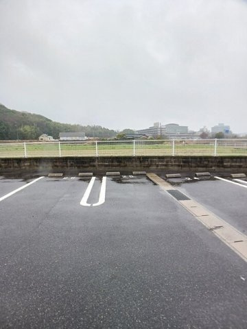 リバーサイドサワナミＣの駐車場