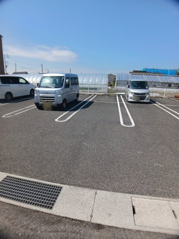 マーチ・グレイスＢの駐車場