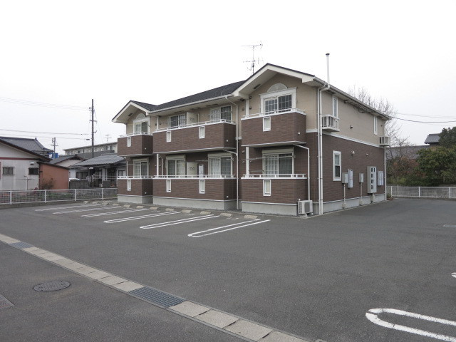シンフォニアＡの駐車場|駐車場が広いので入庫しやすいです。

