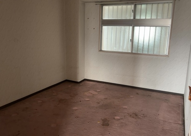 【洋室】 | 秀和めじろ台レジデンス | 洋室のメリットは重い家具が置きやすく、身の回りが整理しやすいことです。 床がフローリングのため畳とは異なり凹みにくいです。 クローゼットなど収納が豊富で、普段使わない旅行カバンや服の整頓も簡単にです。