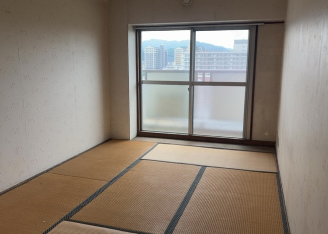 【寝室】 | 秀和めじろ台レジデンス | 寝室でゆっくりと過ごすためにはベッド周りの適度な空間を担保することや窓の位置、照明の明るさ、寝室の広さなどを考える必要があります。自身や家族の構成とライフスタイルに併せて寝室にする部屋を選びましょう！