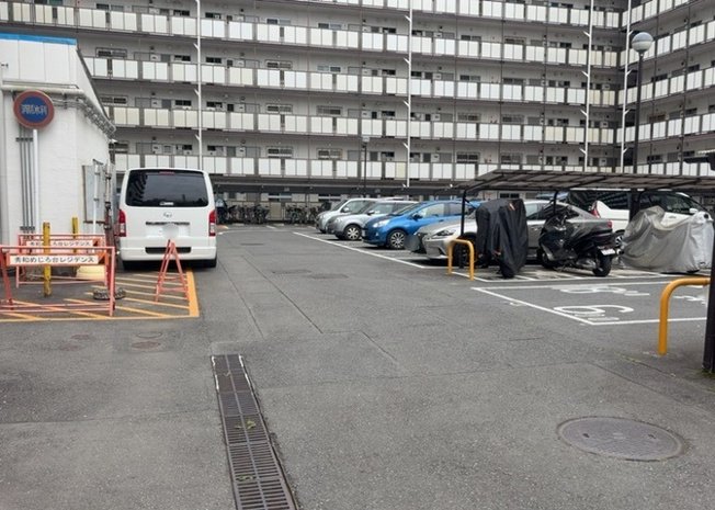 【駐車場】 | 秀和めじろ台レジデンス | 車一台あたりに必要なスペースは、標準サイズの普通自動車で横幅2m50cm、長さ5mは必要になります。ただし、乗降のことも考慮して横幅3m30cm、長さ5m50cmほどは確保できるところを選びましょう。