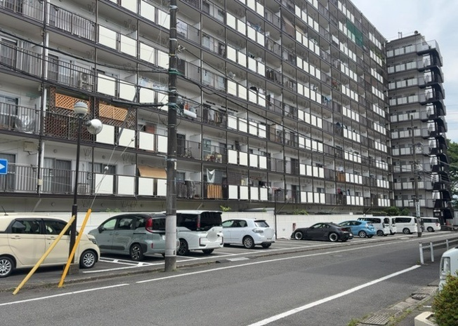 【外観】 | 秀和めじろ台レジデンス | マンションの外観は非常に重要なポイントです！外観の善し悪しは資産価値に大きな影響を与えます。外観のいいマンションを購入することで、高値で売却がしやすく、買い手が見つかりやすいというメリットがあります。