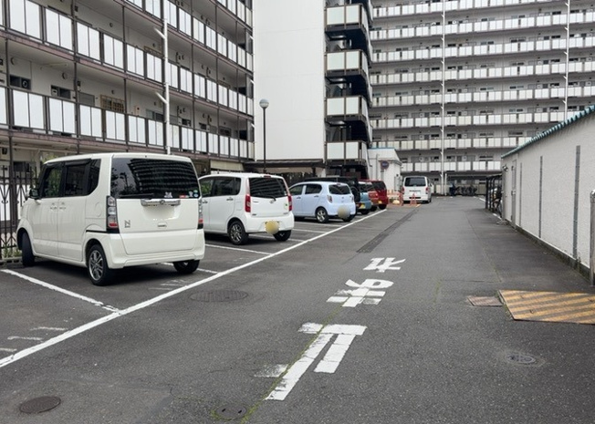 【駐車場】 | 秀和めじろ台レジデンス | 駐車場と明記されていても、最小スペースでつくられた駐車場だと大型車は駐車できなかったり、出入りしにくくなったりする可能性があります。お車のサイズと購入したい物件の駐車場のサイズを現地で確認しましょう。
