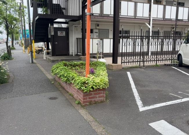 【庭】 | 秀和めじろ台レジデンス | 物件によっては、入居者が個人的に使用できる専用庭がついているものもあります。また、住宅の中にある土間の部分を庭と呼ぶこともあります。庭の用途は住む人によって変わり、それによってデザインもさまざまです。