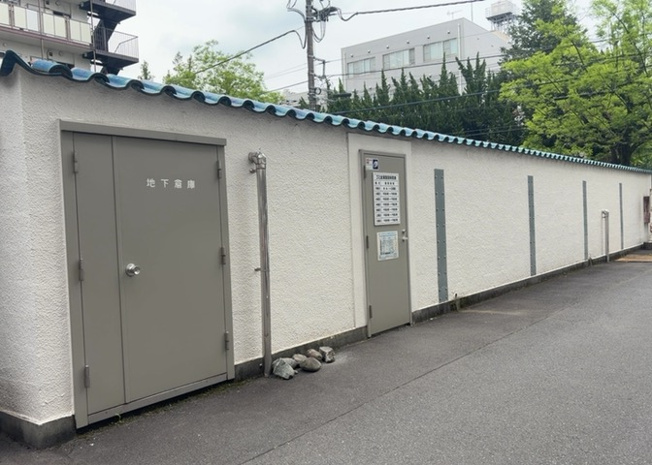 【設備】 | 秀和めじろ台レジデンス | 共有部分は、住民なら誰もが使える設備のこと。例えば駐車場やエレベーター、インターネット設備、セキュリティ設備などがあります。他にも、マンションの廊下・外部階段やエントランス・ゴミ置き場などがあります。