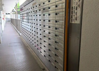 【設備】 | 秀和めじろ台レジデンス | エントランス付近に設置されている集合ポストは、住んでいる部屋と離れているため、ポストをあさるなど誰かに何かされていても被害に気づきにくいです。入居する時には他人に特定されにくい番号で鍵をかけましょう！