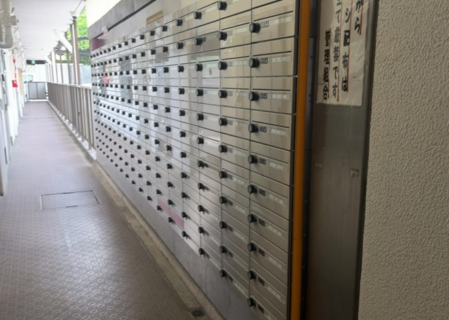 【設備】 | 秀和めじろ台レジデンス | エントランス付近に設置されている集合ポストは、住んでいる部屋と離れているため、ポストをあさるなど誰かに何かされていても被害に気づきにくいです。入居する時には他人に特定されにくい番号で鍵をかけましょう！