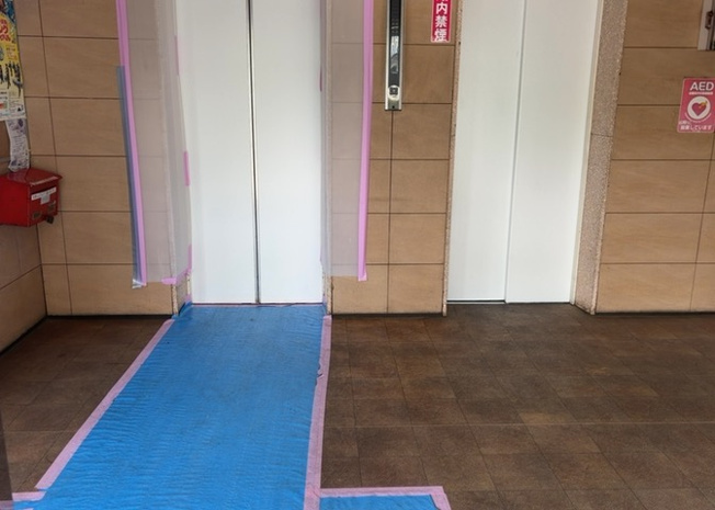 【ロビー】 | 秀和めじろ台レジデンス | ロビーというと、エントランスと何がちがうの？と思いますよね。実はロビーとエントランスには明確な決まりはありません。物件によっては、エントランスを入って広がるある程度の広さのある空間がロビーとなります。