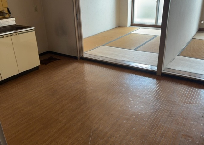 【ダイニング】 | 秀和めじろ台レジデンス | ダイニングは、食事や家族の団らんスペースとしてだけではなく、ほかの用途としても使用することができます。ダイニングテーブルを置き、食事のためのスペースを作ることでリビングとの差別化を図ることができます。