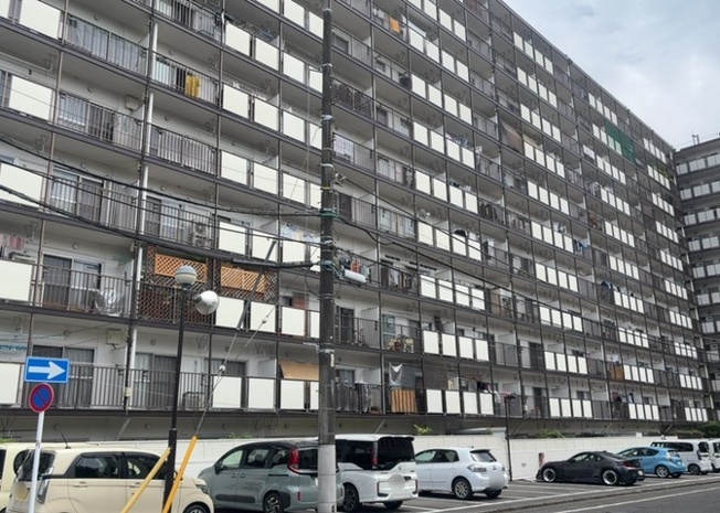 【構造・工法・仕様】 | 秀和めじろ台レジデンス | ＲＣ造、Reinforced Concreteは直訳すると補強されたコンクリートです。主に柱や梁・床・壁が鉄筋とコンクリートで構成おり、鉄筋を組んだ型枠にコンクリートを流し込んで固めたものを指します。