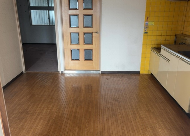 【居間・リビング】 | 秀和めじろ台レジデンス | 直線タイプはLとDKを一直線に並べた形で対面キッチンのタイプです。一般的なのでよく見かけるかもしれません。直線タイプに似た直接アイランドタイプは、キッチンとダイニングの間に壁がない分広く感じられます。