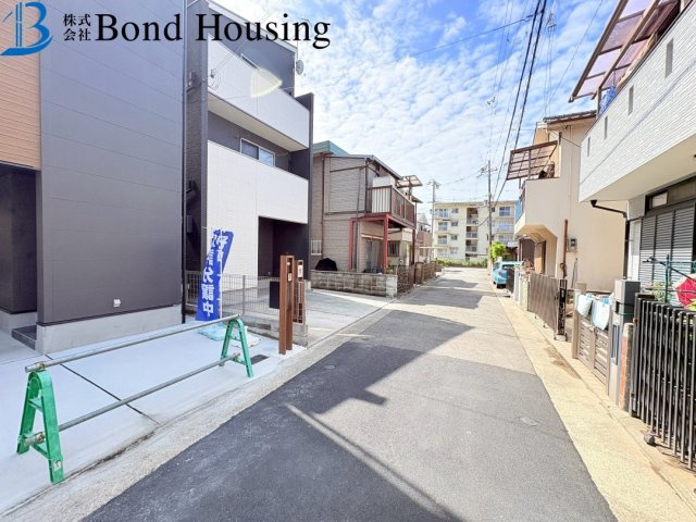 照明器具・エアコン各部屋完備　二見町西二見　新築限定1棟の前面道路含む現地写真