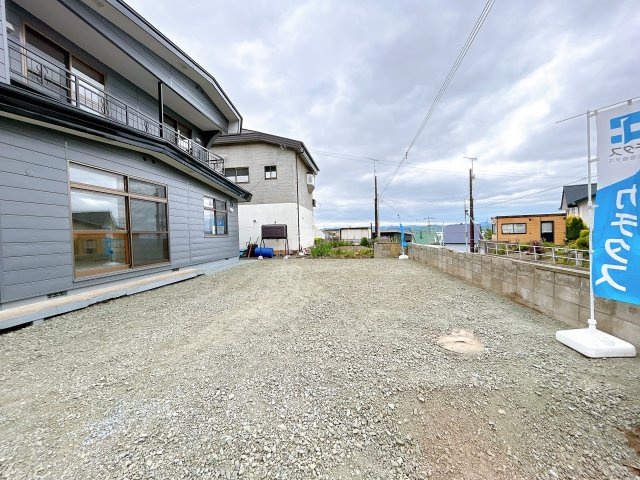 北見市高栄西町７丁目１６番地７　中古売家の駐車場|【リフォーム済】庭は整地を行い、駐車場スペースを拡張致しました。お車が増えても対応できるので嬉しいですね。