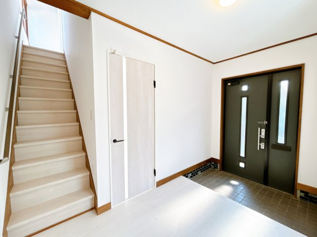 北見市高栄西町７丁目１６番地７　中古売家の玄関|【リフォーム済】玄関ホールは床と壁紙の張替えを行い、シューズボックスも交換致しました。