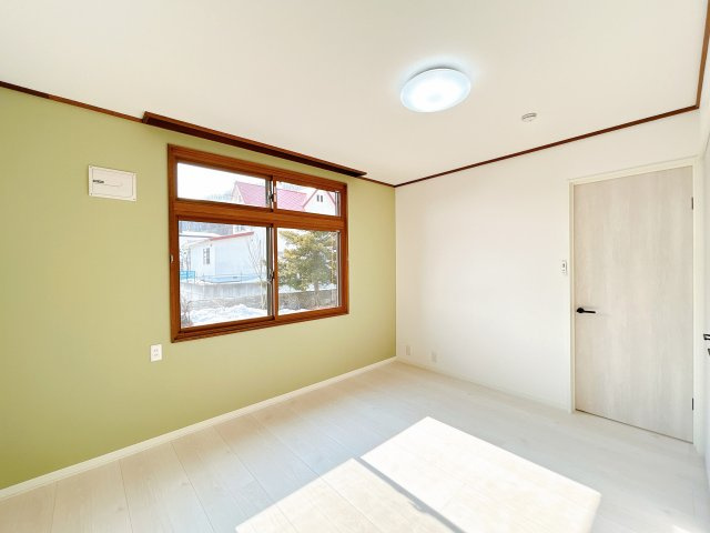 北見市高栄西町７丁目１６番地７　中古売家の洋室|【リフォーム済】1階8畳洋室になります。こちらも床と壁紙の張替え、ドアの新品交換を行いました。南側に窓が付いているので日当たり良好です。