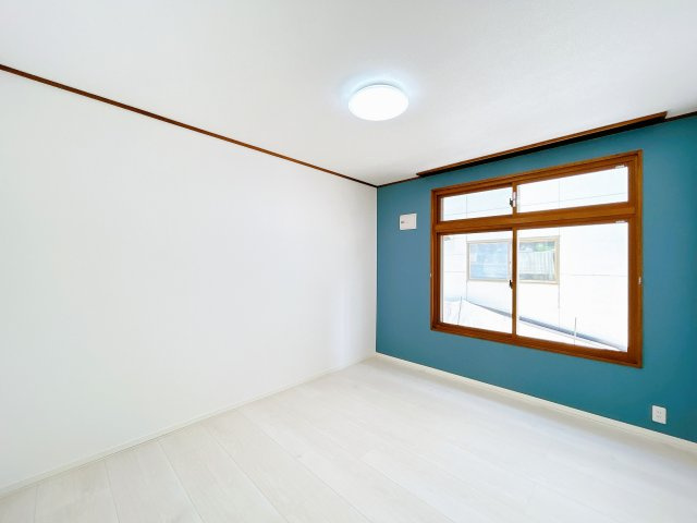 北見市高栄西町７丁目１６番地７　中古売家の洋室|【リフォーム済】1階6帖洋室は床と壁紙の張替えを行い、アクセントクロスを採用いたしました。