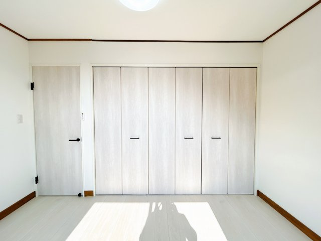 北見市高栄西町７丁目１６番地７　中古売家の洋室|【リフォーム済】2階6畳洋室になります。床と壁紙の張替えを行い、クローゼットを新設致しました。
