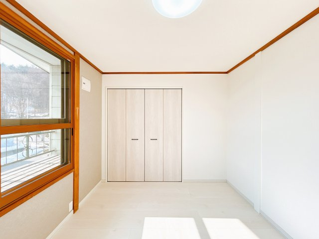 北見市高栄西町７丁目１６番地７　中古売家の洋室|【リフォーム済】2階6畳の元和室は洋室へ変更致しました。こちらのお部屋にも収納が付いていますので洋服をかけたり、荷物をしまうことができます。