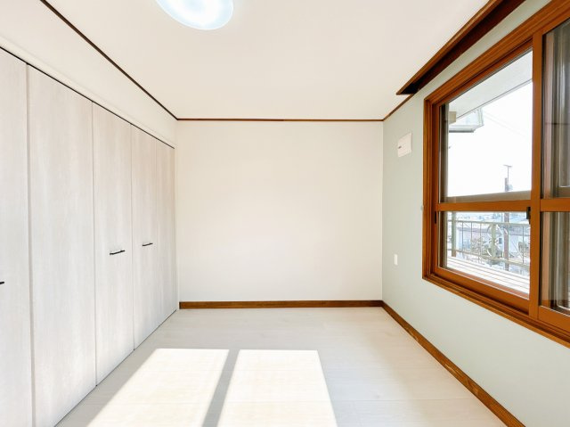 北見市高栄西町７丁目１６番地７　中古売家の洋室|【リフォーム済】2階6畳別アングルです。大きな収納が付いていますのでお子様のお部屋などにいかがでしょうか。