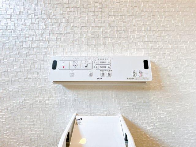 北見市高栄西町７丁目１６番地７　中古売家のトイレ|【リフォーム済】トイレは壁リモコンタイプを採用致しました。便器本体にボタンがないため空間がスッキリ見えます。