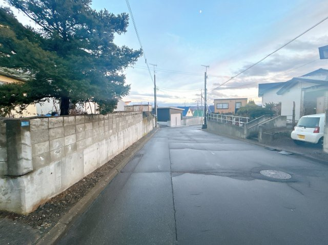 北見市高栄西町７丁目１６番地７　中古売家の前面道路含む現地写真|【前面道路】幅員約８ｍの道路に接しております。