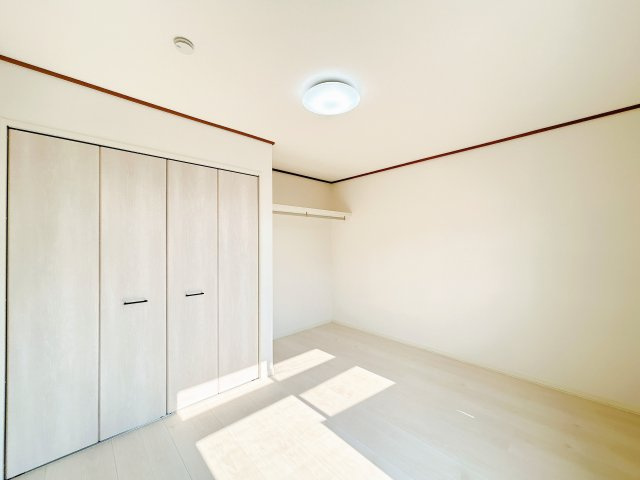 北見市高栄西町７丁目１６番地７　中古売家の洋室|【リフォーム済】1階7畳別アングルです。こちらはクローゼットとオープンクローゼットを設置致しました。