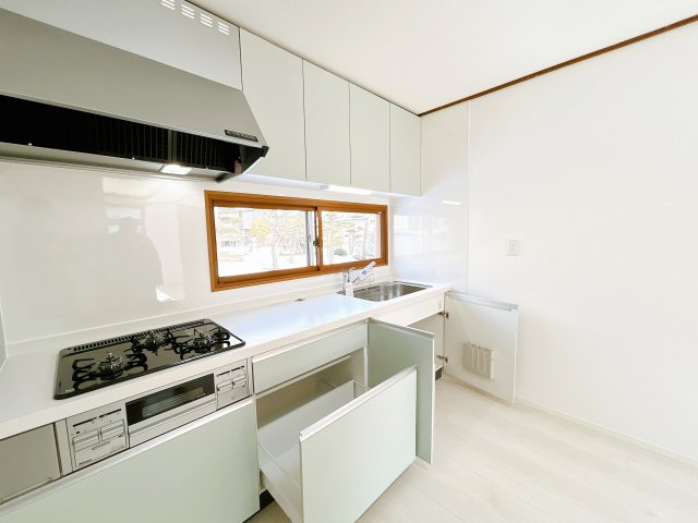 北見市高栄西町７丁目１６番地７　中古売家のキッチン|【リフォーム済】キッチンには収納をついているため、調理器具や食器、調味料をしまうことが出来て作業スペースが広く保てます。