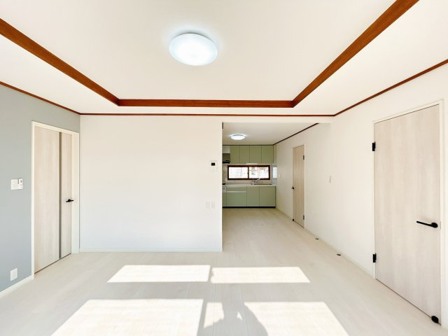 北見市高栄西町７丁目１６番地７　中古売家の居間・リビング|【リフォーム済】リビングはフローリングの張替え、壁紙とドアを新品に交換致しました。綺麗なリビングで新生活をスタートしてみませんか