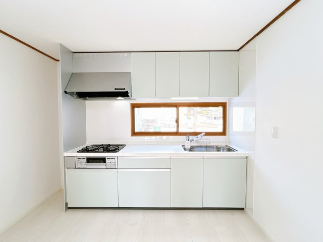 北見市高栄西町７丁目１６番地７　中古売家のキッチン|【リフォーム済】新品交換したキッチンはリクシル製、幅約255cmと広々しています。