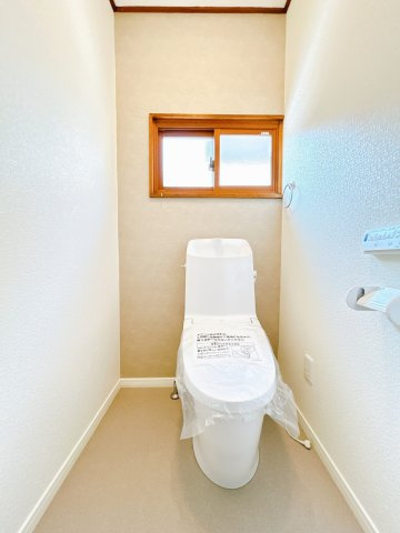 北見市高栄西町７丁目１６番地７　中古売家のトイレ|【リフォーム済】トイレはリクシル製の新品に交換行いました。床と壁紙の張替え、内窓の新設を行いました。