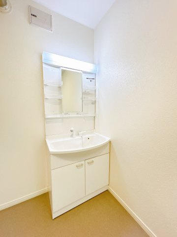 北見市高栄西町７丁目１６番地７　中古売家の独立洗面台|【リフォーム済】洗面化粧台は新品の物を設置致しました。朝の支度がしやすく、見た目もすっきりします。