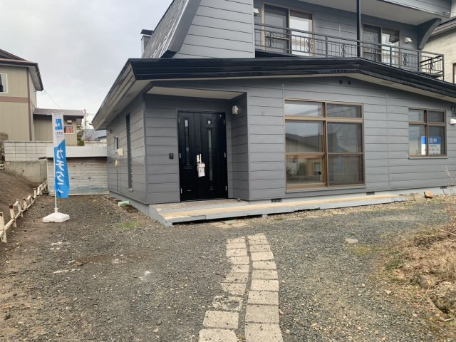 北見市高栄西町７丁目１６番地７　中古売家の外観|【リフォーム前】屋根と外壁の塗装を雪解け後に行います。