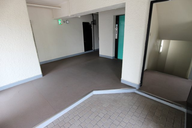 えーでるはいむ大蔵谷のエントランス