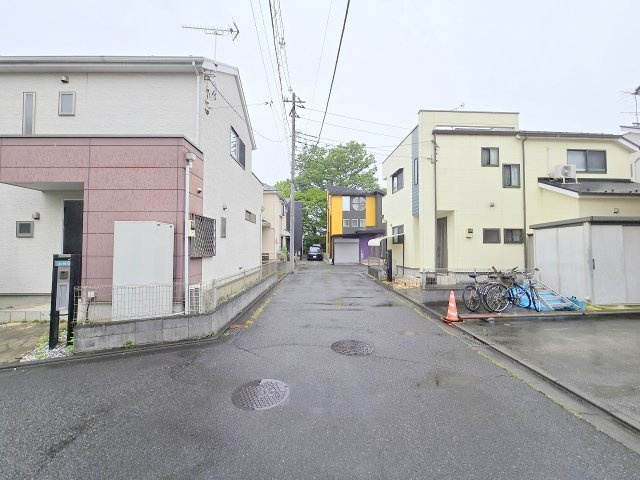 羽村市羽西1丁目　中古戸建の前面道路含む現地写真|リフォーム工事前写真2026年撮影
