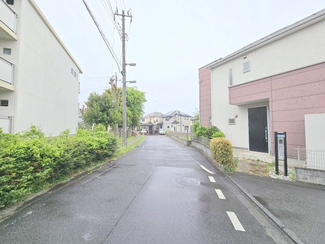 羽村市羽西1丁目　中古戸建の前面道路含む現地写真