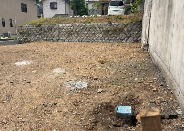 【外観】 | 土地の形が極端に長細かったり、狭小地、あるいは道路との高低差がある傾斜地だった場合、後々売ろうとしても買い手がつかない場合もあります。後々、売却することになった時に価値の下がらない土地を選びましょう。