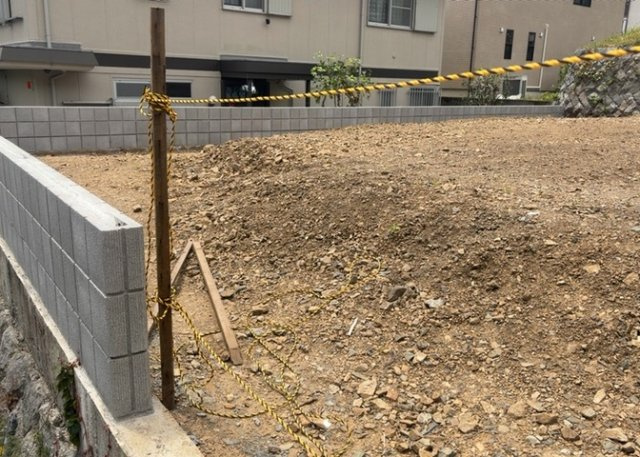 【外観】 | 土地の面積＝住宅面積ではありません。建ぺい率の問題などで、土地のある場所によって住宅を建てられる面積は限られています。高さもしかり、「土地」という言葉の中には、建築条件も含まれると考えておきましょう。