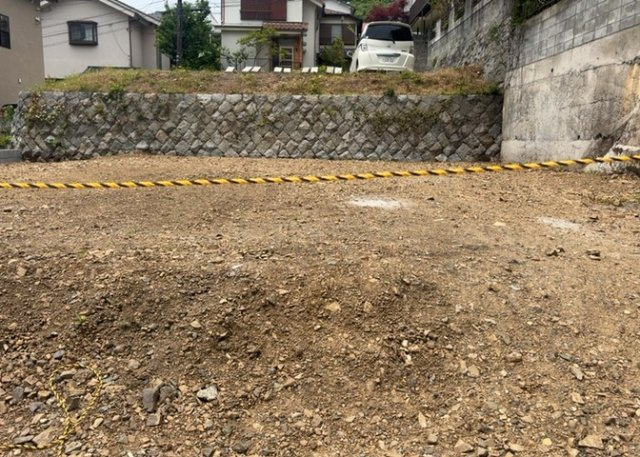 【外観】 | 家を建てる場合、方位は要チェックです。現実的に日当たりのよい家ならばリビングは南側、建築基準法でも北側に当たる家への配慮は求められています。土地を見学に行く際は、方位磁針を持って行くようにしましょう。