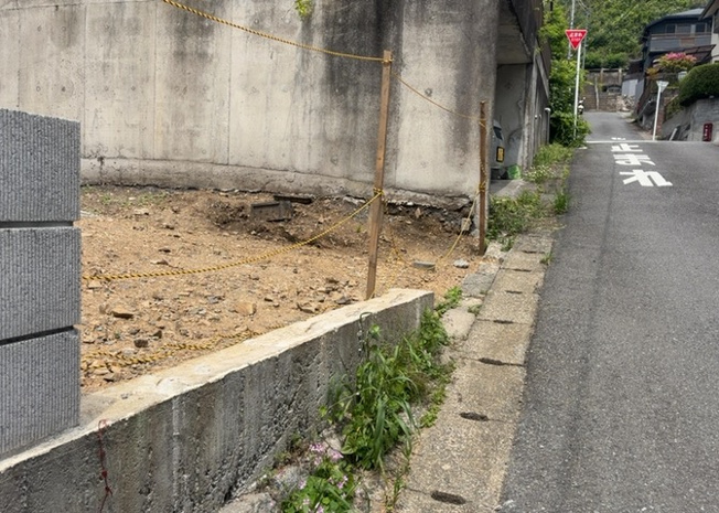 【外観】 | 土地を買う際、住む地域の自治体や福祉の補助制度にも注目してみましょう。子供や老人の医療補助やゴミ出しのルールなど、自治体によってルールに大きな違いがあるため、暮らしやすい土地で判断するとよいでしょう。
