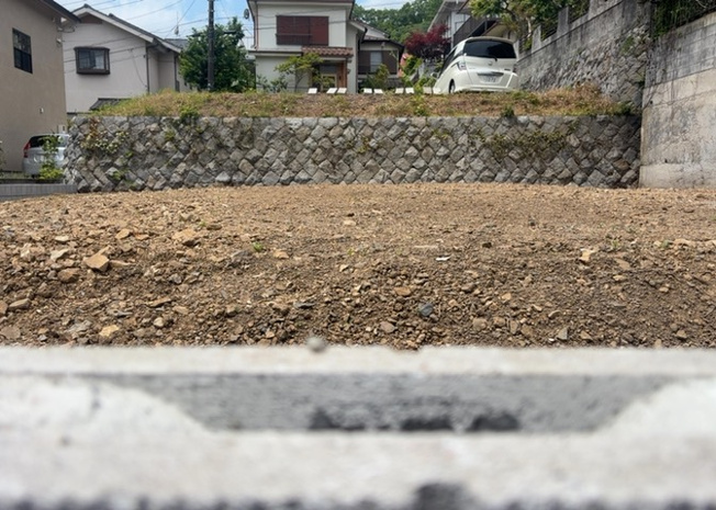 【外観】 | 土地の前の道路に消火栓が設置されていることがあります。この場合、道路交通法第45条第1項により、駐車禁止の場所が指定されています。そのため、車庫などの駐車スペースをつくることができない場合があります。