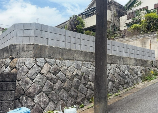 【外観】 | 現地に行くなら、物件の周囲の地形がどうなっているかを見ることも大切です。周辺より低くなっている土地では、大雨などで水が集まりやすいため、地盤が弱くなっているということも考えられるため、注意が必要です。