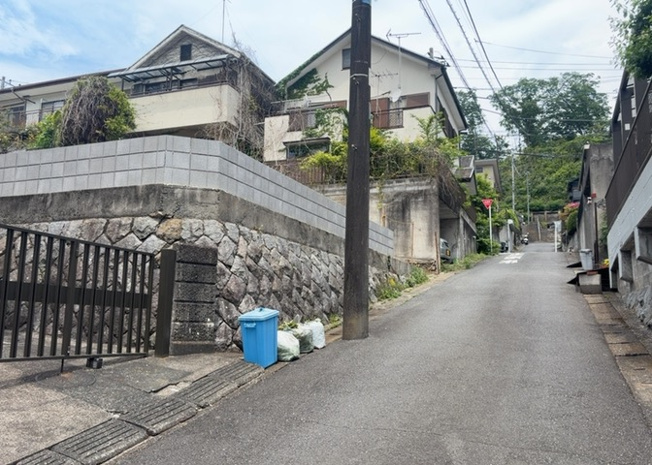 【外観】 | 物件の詳細については、現地を見てわかること以外に、役所や法務局などで調べないとわからないことがあります。そのため、現地に行く場合は、もしこの物件を買ったらどのような生活ができるかをイメージしましょう。