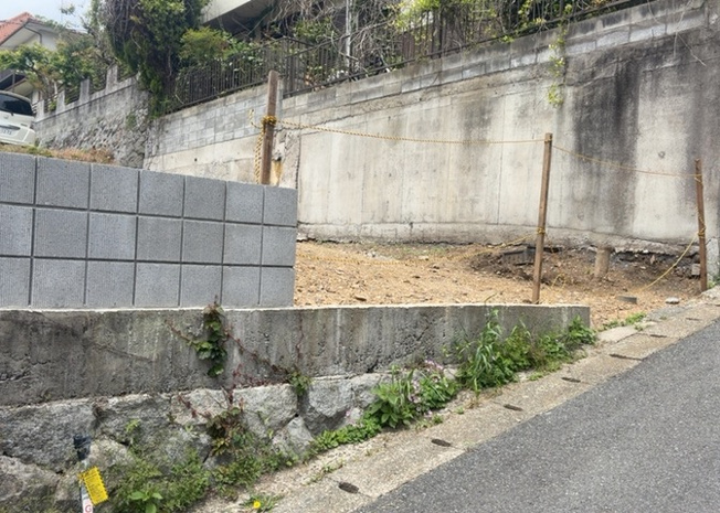 【外観】 | 隣家の土地はどうなっているのか、生活利便施設が近くにあるのか、学校まで近いかなど、お客様のライフスタイルにあわせたイメージが重要です。また、近くにあると困る施設が近くにないかも確認するといいでしょう。
