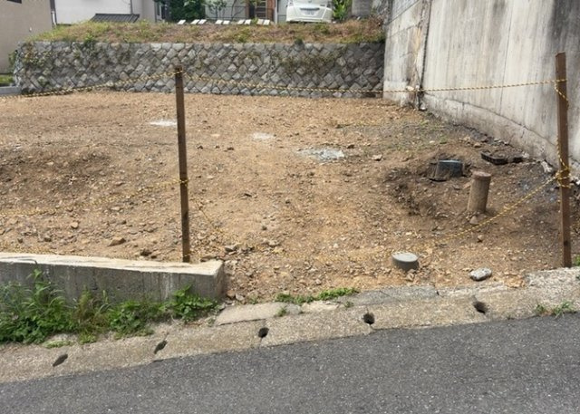 【外観】 | 土地購入を検討されている場合、境界杭がない状態で購入してしまうと境界確定測量をする必要があり、費用がかかります。購入の前に、売主、隣土地所有者立ち合いのもと境界を確定し境界杭を設置するのがベストです。