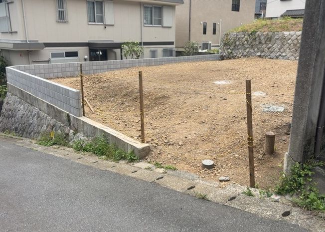 【外観】 | 家を建てる前提で土地を探している場合、地盤の丈夫さは譲れない条件の一つです。地盤が脆弱だと追加工事が必要となります。また、過去に地盤沈下や液状化現象を起こした土地は、できるだけ避けた方がいいでしょう。