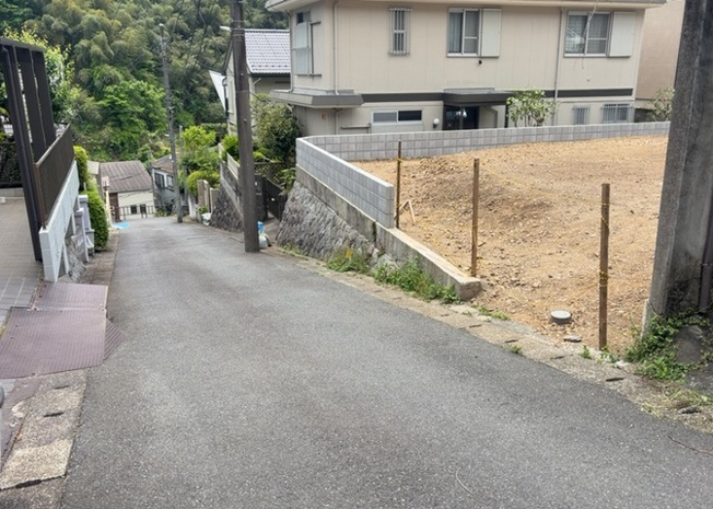 【外観】 | 人が暮らすうえで日光は大切な要素となります。日当たりの良さは譲れないポイントですね。併せて近くに大きな建築物の建築予定がないか、あるいはそれが可能な土地が近くにないか事前に確認することもお勧めします。