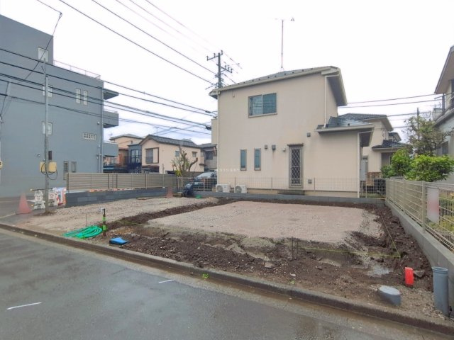 ふじみ野市亀久保の新築一戸建の外観|お車は並列で２台駐車できますので、セカンドカーやお客さま用のお車も出し入れが楽々です。
