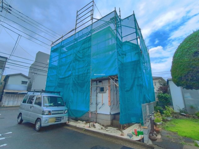 ふじみ野市亀久保の新築一戸建の外観|お車は並列で２台駐車できますので、セカンドカーやお客さま用のお車も出し入れが楽々です。